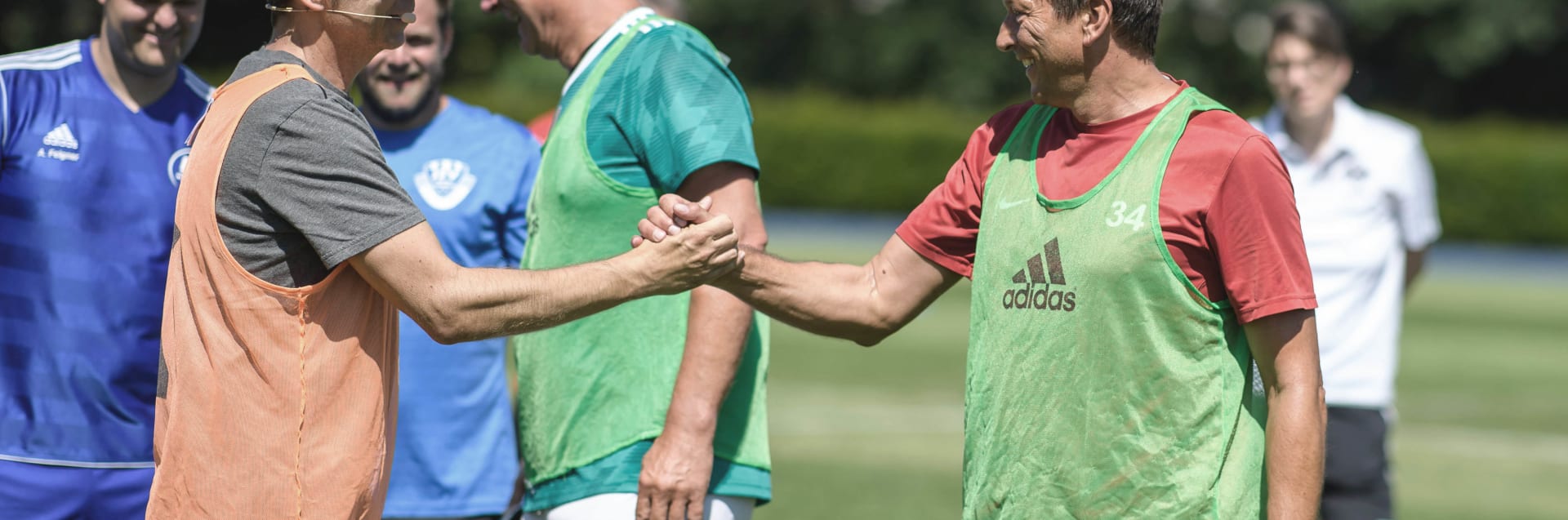 Im kollegialen Miteinander: Ausbilder und Teilnehmer im Lehrgang © 2019 Getty Images Guido Streichsbier (2. v. l.) beim DFB Elite Youth Coach Development Workshop.