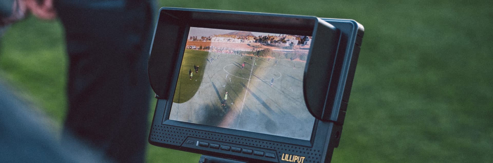 Spielanaylsen © 2018 Philipp Reinhard Die Spielanalyst der U16-Nationalmannschaft filmt ein Training der Junioren. Auf dem Screen der Kamera sieht man den Trainingsausschnitt.