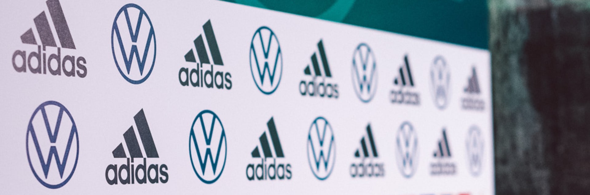 Partner der DFB-Akademie, © Philipp Reinhard 2019 Partnerlogos der DFB-Akademie auf einem Presseboard des Leadership Festivals im Jahr 2019.