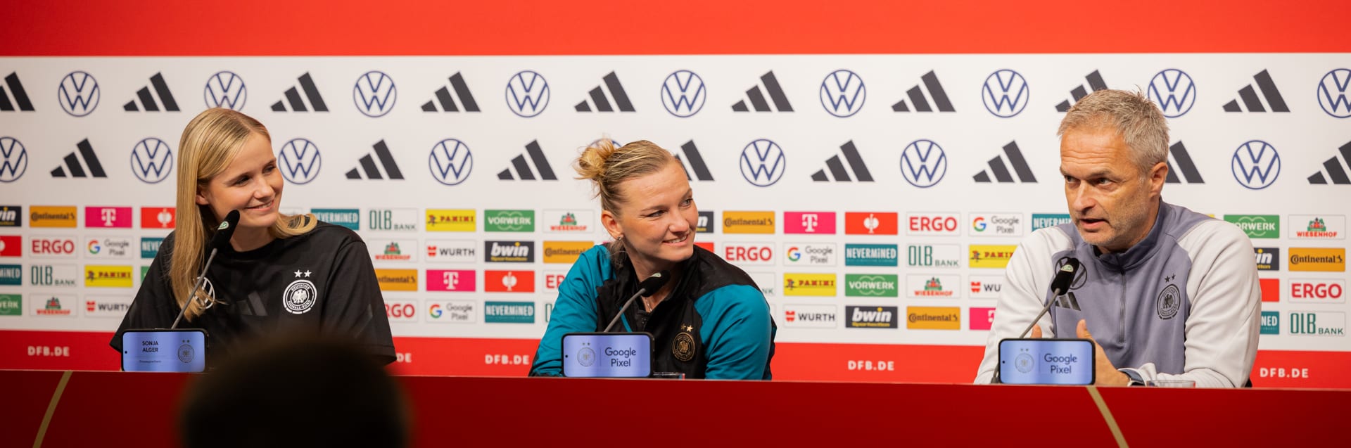 DFB Frauen-Nationalmannschaft ENGGER/GERAUS DFB Frauen-Nationalmannschaft, German Womens National Team, Pressekonferenz mit Alexandra Popp und Christian Wueck (Bundestrainer), Sonja Alger (Pressesprecherin), Schauinsland-Reisen-Arena, 27.10.2024, Foto: Yuliia Perekopaiko/DFB