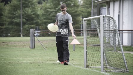 Ein Trainer bereitet sein Training rechzeitig vor © 2019 Philippka-Sportverlag Ein Trainer baut ein Spielfeld auf. Dabei verwendet er ein kleines Tor und zwei große Hütchen zur Spielfeldbegranzung. © 2019 Philippka-Sportverlag