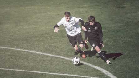 Zweikampf im Training zwischen zwei Spielern © Philipp Reinhard 2018 Zwei Spieler liefern sich einen Zweikampf um den Ball, der direkt vor ihnen liegt. © Philipp Reinhard 2018