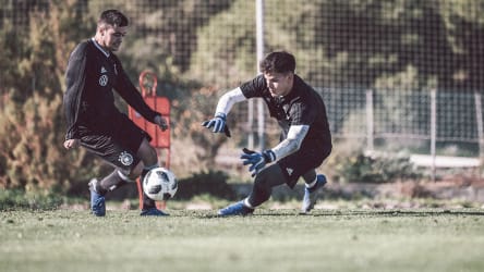 Ein Duell zwichen Stürmer und Torwart © Philipp Reinhard 2018 Ein Stürmer versucht den Torwart zu umspielen. Dieser hächtet richtung Ball, mit den Händen nach vorne ausgestreckt. © Philipp Reinhard 2018