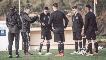 Das Trainerteam und die Spieler besprechen die nächste Übung © Philipp Reinhard 2018 Das Trainerteam und seine Spieler stehen in einem Kreis und besprechen eine Übung. Alle hören gebannt dem Trainer zu. © Philipp Reinhard 2018