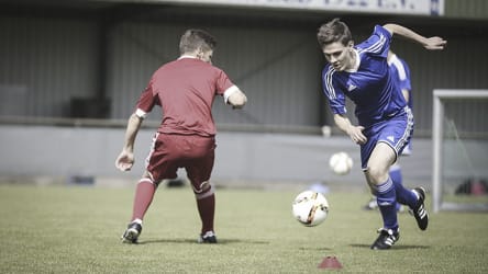 Schwerpunkttraining verspricht die größten Fortschritte in einer Disziplin zu erzeugen © 2019 Philippka-Sportverlag Auf einem Kleinfeld werden eins gegen eins Situationen trainiert. Der ballführende Spieler Stürmt hinter dem Rücken des Verteidigers vorbei. © 2019 Philippka-Sportverlag