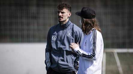 DFB U21 Nationalmannschaft – UEFA Under21 Euro 2021, Training auf dem Trainingsplatz in Gardony/HUN, Mergim Berisha #11, Christoph Herr (Sportpsychologe), Gardony/HUN, 26.03.2021, Foto: Thomas Boecker/DFB, 