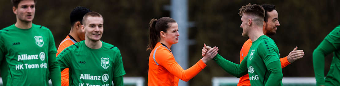 BAD VILBEL, GERMANY - MARCH 05: Anne Uersfeld checks out with players on March 5, 2023 in Bad Vilbel, Germany.  (Photo by Mika Volkmann/Getty Images for DFB)