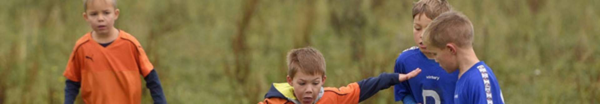 29.10.2016, F-Schüler-Fussball in Rammingen (Bayern), F-Junioren Fussballspiel, Rammingen - Zaisertshofen. Aaron Rückl (Rammingen) am Ball. (Modelreleased) PUBLICATIONxNOTxINxSUI29 10 2016 F Students Football in Rammingen Bavaria F Juniors Football game Rammingen  Aaron Rückl Rammingen at Ball Model Released PUBLICATIONxNOTxINxSUI  