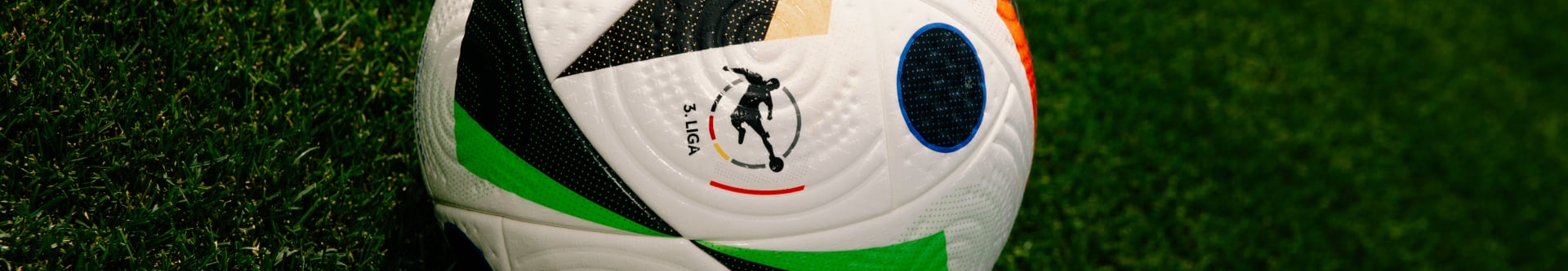 Der offizielle Ball der 3.Liga der Saison 24/25. DFB, Deutscher Fussball-Bund, 3. Liga Media Days 2024, 3. Liga, Saison 2024/2025, Ball, DFB-Campus, Frankfurt am Main, Frankfurt am Main, 31.07.2024, Foto: Liam S. Curtis Mbella Ngom/DFB
