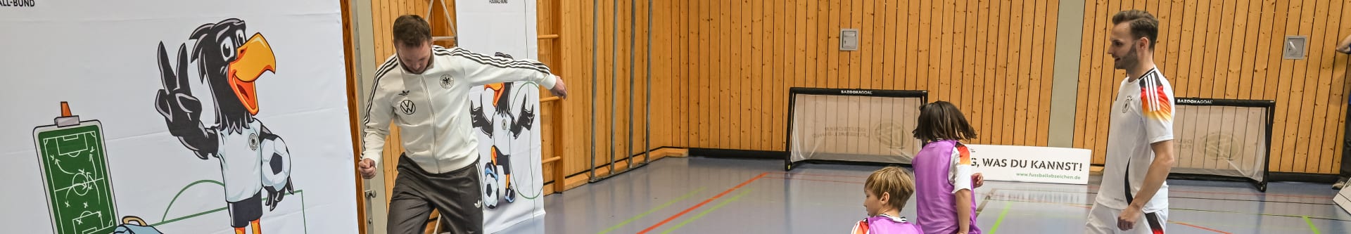 DFB Delegation Visits Local School MAINZ, GERMANY - MARCH 18: Julian Nagelsmann, Head coach of Germany plays with Adrian Fogel, freestyler against 2 kids football during a Delegation visit from Julian Nagelsmann, Head coach Germany, Rudi Voeller, Managing director Sport and Andreas Rettig, Manager of DFB at the elementary school Essenheim on March 18, 2024 in Mainz, Germany. (Photo by Christian Kaspar-Bartke/Getty Images for DFB)