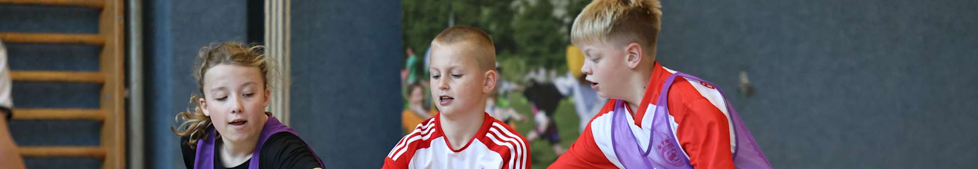 Year Of The School: Visit With Teacher Schmidt And Former National Player Hanno Balitsch NORDHORN, GERMANY - SEPTEMBER 29: The school kids play handball during the visit at the School Uelsen on September 29, 2025 in Uelsen, Germany. (Photo by Christof Koepsel/Getty Images for DFB)