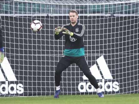 Die beiden Nationaltorhüter Manuel Neuer und Kevin Trapp beim Training. Trapp schießt den Ball und Neuer fängt ihn im Tor. (Photo by Ronny Hartmann/Bongarts/Getty Images)