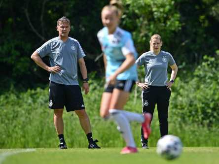 Eine Junioren-Nationalspielerin wird im Training von ihrem Trainer und ihrer Trainerin beobachtet.