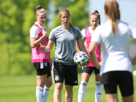 Marie-Louise Eta mit der U15-Nationalmannschaft ©Juergen Schwarz / Getty Images Marie-Louise Eta mit der U15-Nationalmannschaft
