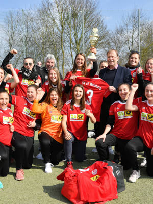 ANSBACH, GERMANY - MARCH 25: Amateur of the year Nina Hirsch and DFB vice president Rainer Koch pose with players of SV Weinberg and their new jerseys prior to the Frauen Regionalliga Sued match between SV Weinberg and SV Alberweiler at Xaver-Bertsch-Sportpark on March 25, 2018 in Ansbach, Germany. (Photo by Sebastian Widmann/Bongarts/Getty Images)
