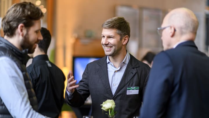 Niklas Jansen und Thomas Hitzlsperger im Gespräch Niklas Jansen und Thomas Hitzlsperger im Gespräch