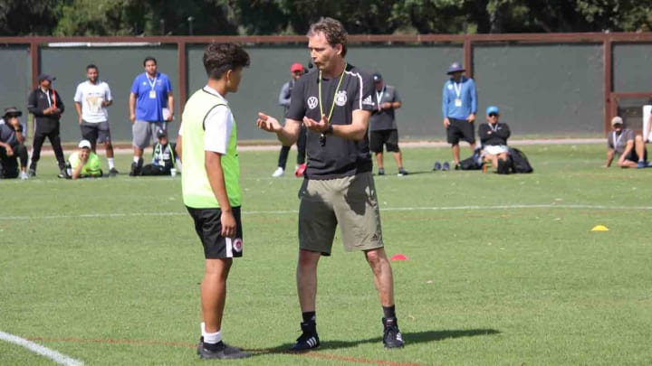 Im Dialog: Marcus Sorg während seiner Praxiseinheit Praxis auf dem Platz: Nicklas Dietrich demonstriert eine Einheit zum Athletiktraining