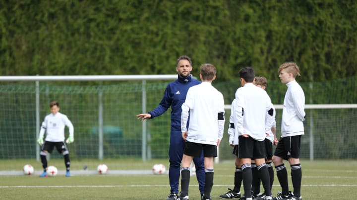 Damir Dugandzic spricht mit seinen Spielern während einer Trainingseinheit.