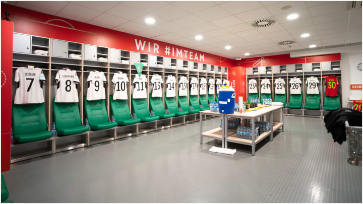 Frauen-Nationalmannschaft,Kabine,Trikots
