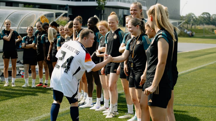 Der beste Tag- Sonderformat mit der DFB U19 Frauen-Nationalmannschaft. DFB, Deutscher Fussball Bund, DFB-Campus, Der beste Tag- Sonderformat am DFB-Campus mit der DFB U19 Frauen-Nationalmannschaft. Zu Besuch sind die Vereine SV Teutonia 1910 Koeppern e.V undTG Jahn Trösel "Incredibles"Frankfurt am Main, 27.06.2024, Foto: Liam S. Curtis Mbella Ngom/DFB