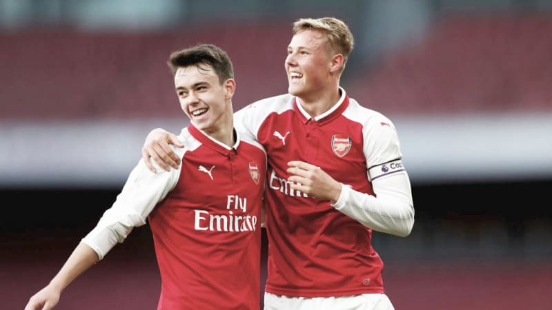 Jugendspieler Arsenal - Nachwuchstraining © 2018 Getty Images Die Jugendspieler des Arsenal FC Robbie Burton und Danny Bullard freuen sich gemeinsam, nachdem ein Tor für ihr Team gefallen ist. (Photo by Naomi Baker/Getty Images)