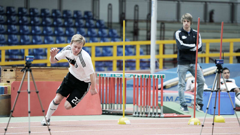 Ein Nachwuchsfußballer des DFBs bei einem Leistungstest.