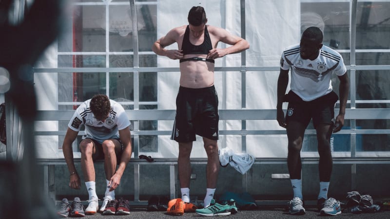 Die deutsche Nationalmannschaft im Training mit Pulsgurten © 2018 Philipp Reinhard Auf dem Bild sieht man drei Spieler der deutschen Nationalmannschaft beim Training. Der Spieler in der Mitte zieht sich gerade einen Pulsgurt an.