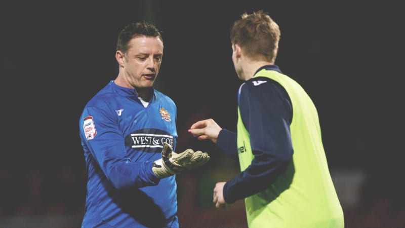 Tony Roberts bekommt eine Tablette gereicht © 2011 Getty Images Der Fußballer Tony Roberts aus Dagenham bekommt während eines Spiels eine Tablette angereicht. (Photo by Dan Istitene/Getty Images)