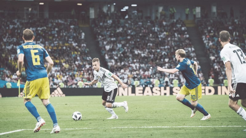 Joshua Kimmich versucht Gegner auszuspielen © 2018 Philipp Reinhard Der deutsche Fußball-Nationalspieler Joshua Kimmich versucht beim WM Spiel gegen Schweden den Gegner auszuspielen.