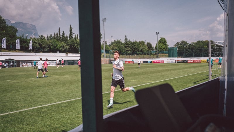 Blick auf das Trainingsfeld der Nationalmannschaft © 2018 Philipp Reinhard Der Blick aus einem Raum auf ein Fußballfeld, auf dem gerade die deutsche Nationalmannschaft trainiert.
