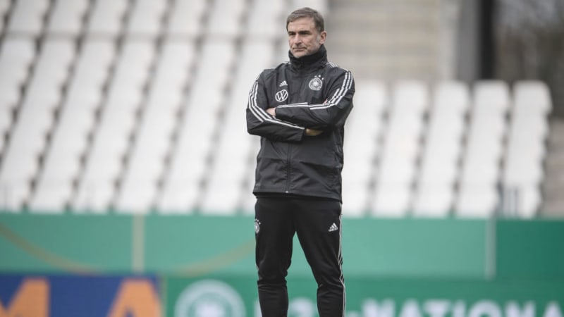 Trainer der U-21 Stefan Kuntz beobachtet das Training © 2019 Getty Images Der Trainer der deutschen U-21 Mannschaft Stefan Kuntz steht auf dem Fußballfeld und beobachtet das Training seiner Mannschaft. (Photo by Jörg Schüler/Getty Images for DFB)