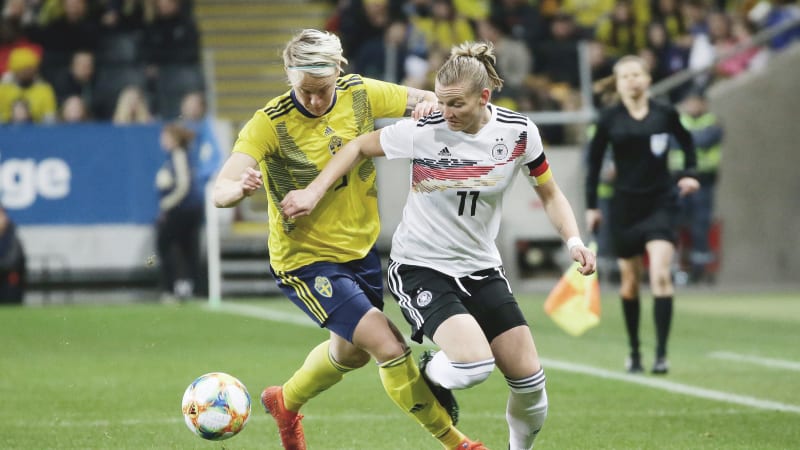 Die Kapitänin der deutschen Frauen-Nationalmannschaft Alexandra Popp im Zweikampf © 2019 imago images / Pressefoto Baumann Die Kapitänin der deutschen Frauen-Nationalmannschaft Alexandra Popp im Zweikampf mit einer schwedischen Spielerin.