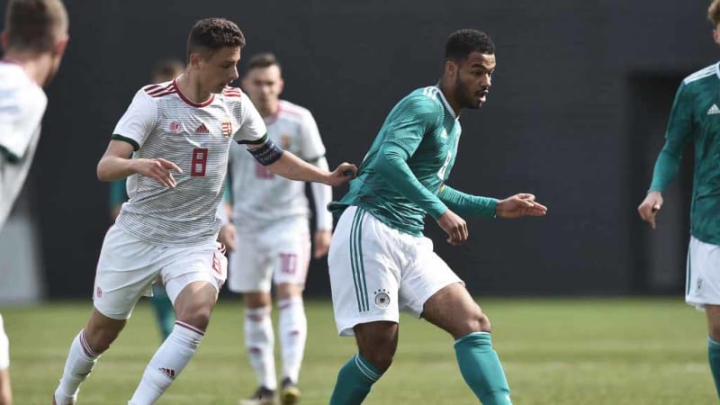 Der deutsche U 19 Spieler Manuel Mborn am Ball © 2019 Getty Images Der deutsche U 19 Spieler Manuel Mborn im Zweikampf mit dem ungarischen Spieler Norbert Szendrei.