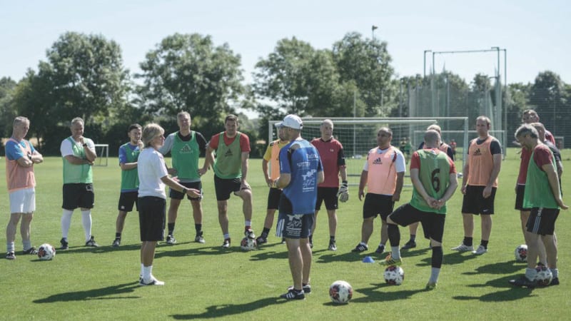 Besprechung der Trainingsform in der B Lizenz © 2019 Getty Images Wiltraud Melbaum spricht im Rahmen des DFB Elite Youth Coach Development Workshops zu einer Teilnehmergruppe.
