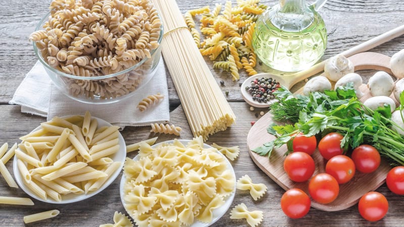 Verschiedene Nudelsorten mit Pilzen und Tomaten © 2019 imago images / Panthermedia Verschiedene Nudelsorten mit Pilzen, Tomaten, Basilikum und Öl.