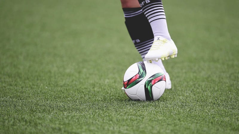 Eine Trainingseinheit auf Kunstrasen © 2015 Getty Images Auf einem Kunstrasen findet eine Trainingseinheit statt. Es sind die Beine eines Fußballspielers und ein Fußball zu sehen.