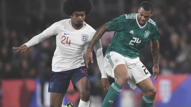 Lukas Nmecha im Zweikampf © 2019 Getty Images Lukas Nmecha (Germany) führt während des U 21-Länderspiels zwischen Deutschland und England einen Zweikampf mit Hamza Choudhury (England).