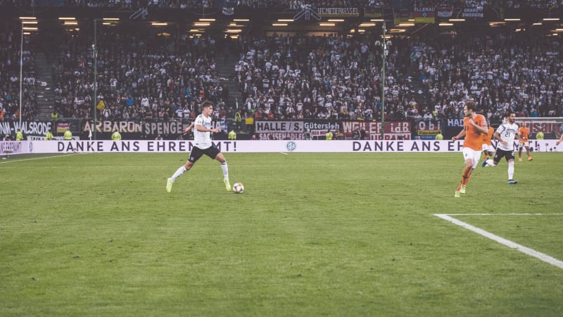 Kai Havertz am Ball © 2019 Philipp Reinhard Kai Havertz (Deutschland) läuft mit Ball auf einen niederländischen Gegenspieler zu.