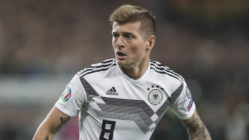Toni Kroos behält beim Spiel Deutschland gegen Niederlande den Überblick und bereitet sich per Vororientierung vor.