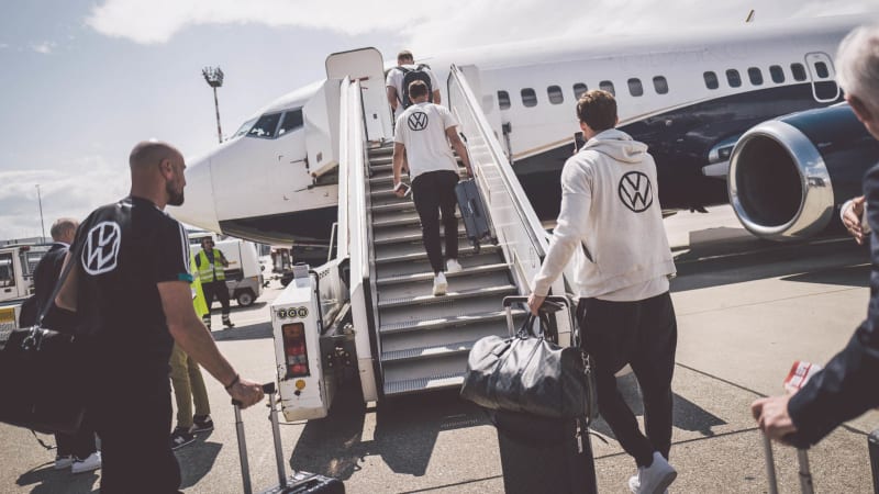 Nationalspieler steigen in ein Flugzeug © 2019 Philipp Reinhard Die Nationalmannschaft beim Einsteigen in ein Flugzeug auf einer Länderspielreise.
