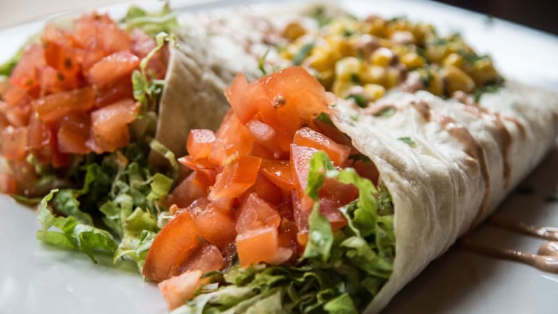 Auf dem Bild ist ein vegetarischer Wrap zu sehen. Auf dem Bild ist ein vegetarischer Wrap zu sehen.