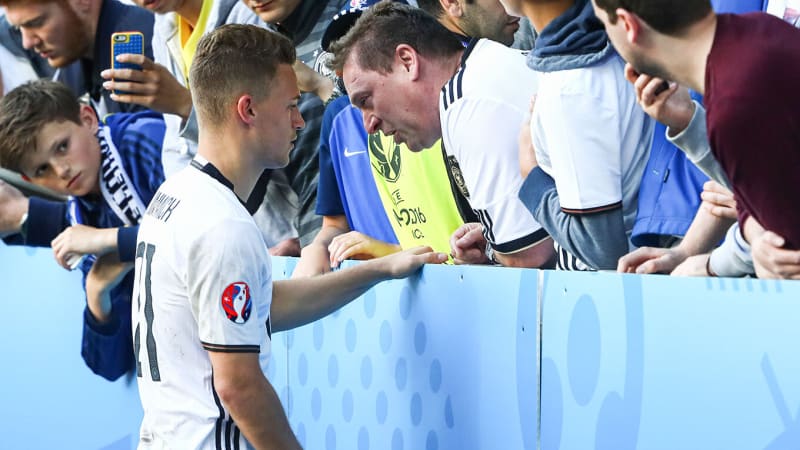 Joshua Kimmich redet mit seinem Vater © 2016 Getty Images Joshua Kimmich redet nach einem Spiel der UEFA Europa Meisterschaft 2016 in Frankreich mit seinem Vater, welcher sich zwischen Fans in der ersten Reihe der Tribüne aufhält. © 2016 Getty Images