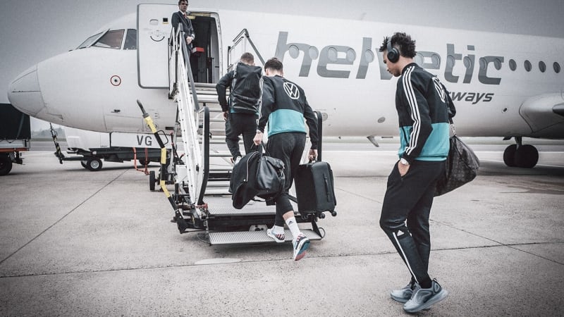 Nationalmannschaft steigt in ein Flugzeug © 2019 Philipp Reinhard Thilo Kehrer der DFB Herren-A-Nationalmannschaft steigt in ein Flugzeug und hört dabei Musik. © 2019 Philipp Reinhard