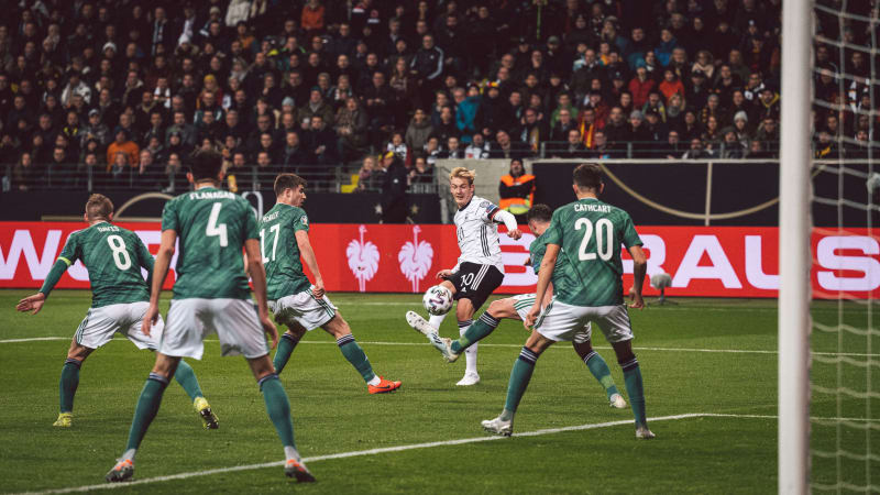 Julian Brandt bei einem Torschuss © 2019 PHILIPPREINHARD Julian Brandt schießt im Sechzehnmeter Raum durch vier Gegenspieler aufs Tor beim EM Qualifikationsspiel gegen Nordirland in Frankfurt. © 2019 PHILIPPREINHARD