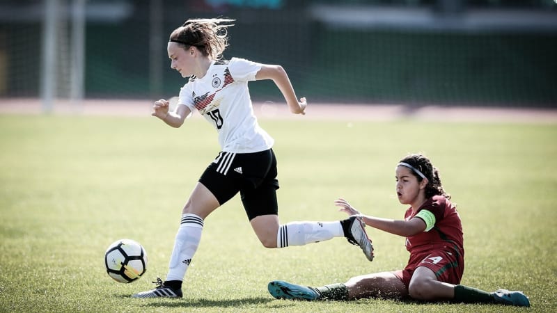 Sofie Lena Zdebel nimmt ihrer Gegenspieler im Zweikampf den Ball ab © 2020 Getty Images Sofie Lena Zdebel nimmt beim Spiel gegen Portugals U16 ihrer Gegenspielerin Andreia Bravo im Zweikampf den Ball ab. © 2020 Getty Images