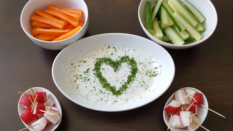 Kräuterquark mit Gemüsesticks Sie sehen einen Kräuterquark mit Gemüsesticks.