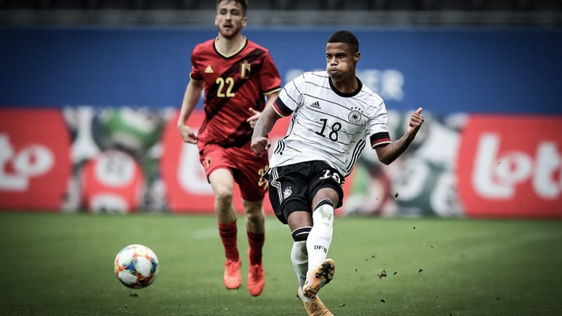 Ismail Jakobs aus Deutschland passt während des Qualifikationsspiels der UEFA Euro U21 zwischen der belgischen U21 und der deutschen U21 © 2020 Getty Images Sie sehen Ismail Jakobs aus Deutschland passen während des Qualifikationsspiels der UEFA Euro U21 zwischen der belgischen U21 und der deutschen U21.