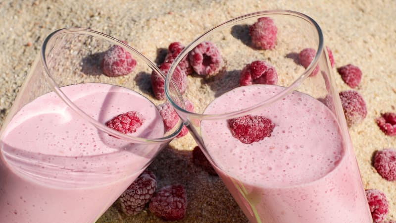 Sie sehen einen leckeren Himbeer-Kokos-Shake