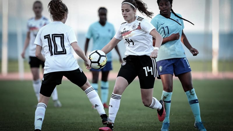 Sofie Lena Zdebel (L) und Daphina Redzepi (C) aus Deutschland kämpfen um den Ball gegen die Niederlanden während des UEFA-Turniers für Frauen unter 16 Jahren © 2020 Getty Images Sie sehen Sofie Lena Zdebel (L) und Daphina Redzepi (C) aus Deutschland um den Ball kämpfen gegen die Niederlanden während des UEFA-Turniers für Frauen unter 16 Jahren.