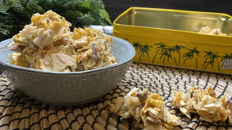 Sie sehen eine Schale mit leckeren weißen Nuss-Crispies mit Anis.